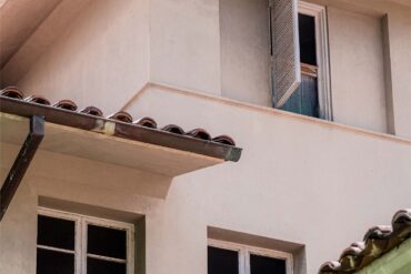 The architect's signature : "Dickey roofs" combine wide, shallow-pitched eaves with a steep upper roof designed to suit | Hawaii's tropical climate.