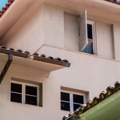 The architect's signature : "Dickey roofs" combine wide, shallow-pitched eaves with a steep upper roof designed to suit | Hawaii's tropical climate.